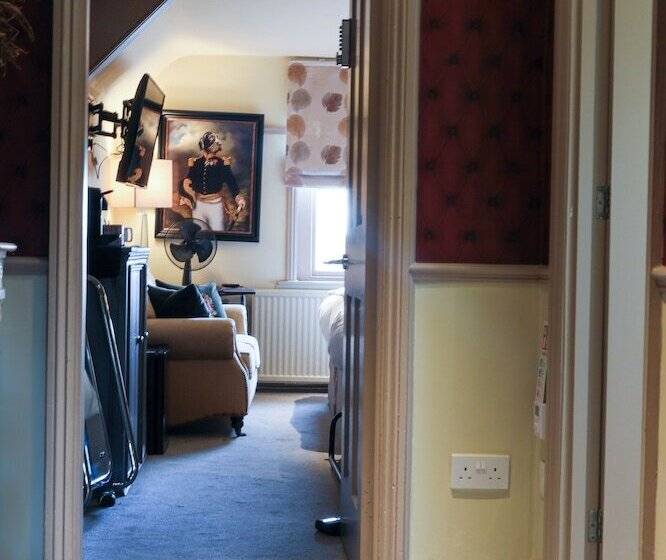 חדר סטנדרט לשלושה, The Kingsbury 7even 8ight