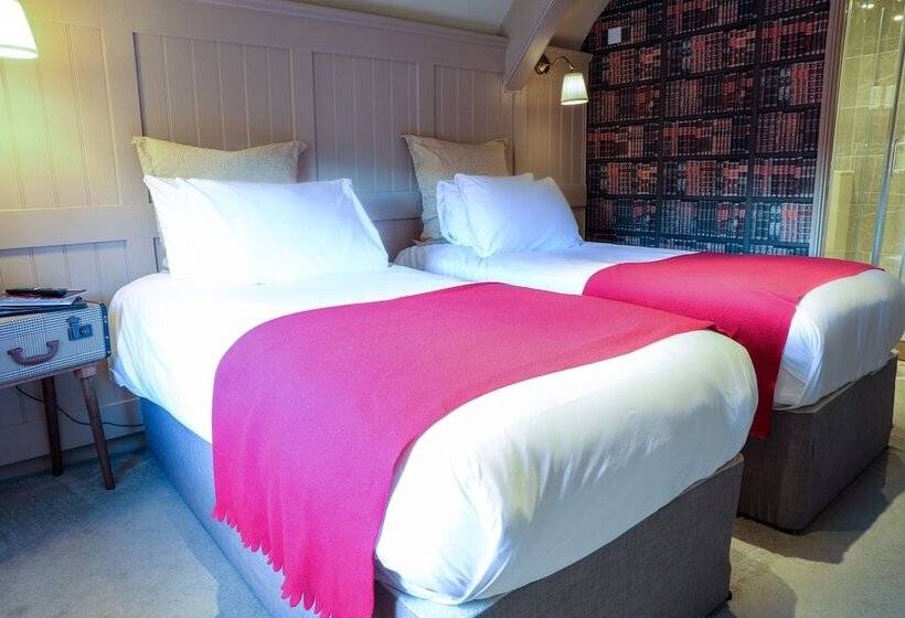 חדר סטנדרט לשלושה, The Kingsbury 7even 8ight