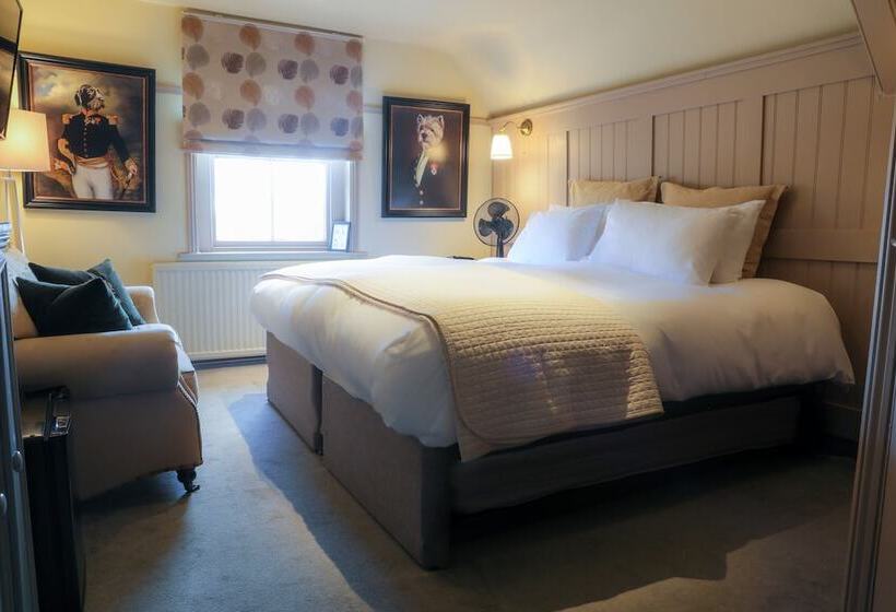 חדר סטנדרט לשלושה, The Kingsbury 7even 8ight