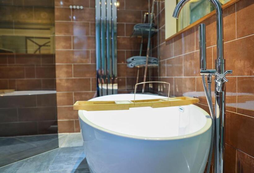 חדר דחוקס עם מיטת קינג, The Kingsbury 7even 8ight