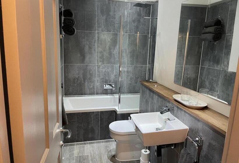 חדר סופריור עם מיטת קינג, The Kingsbury 7even 8ight