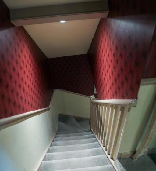 חדר סטנדרט לשלושה, The Kingsbury 7even 8ight