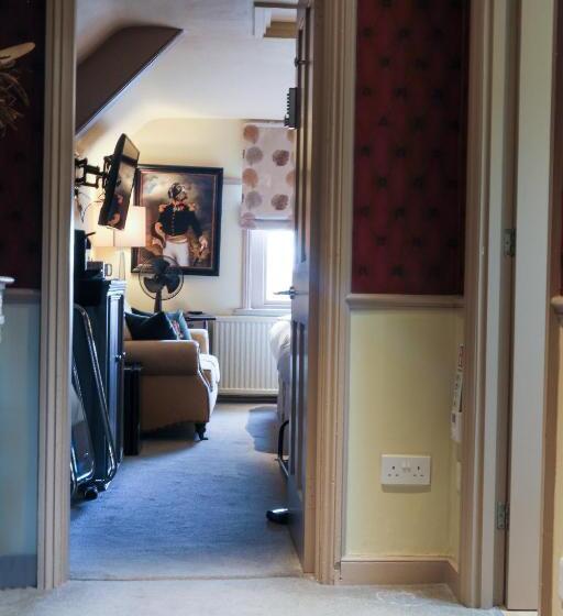 חדר סטנדרט לשלושה, The Kingsbury 7even 8ight