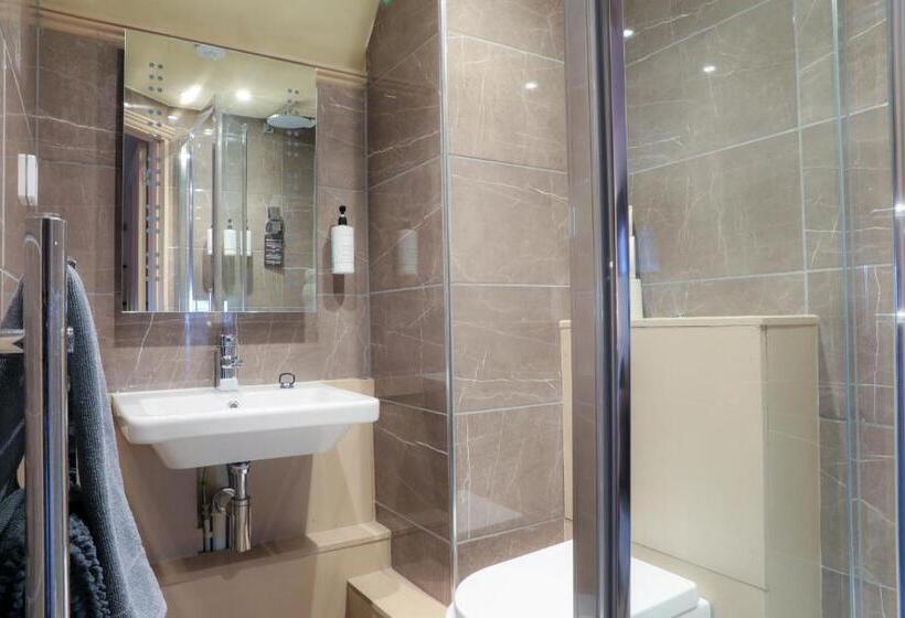 חדר סטנדרט לשלושה, The Kingsbury 7even 8ight