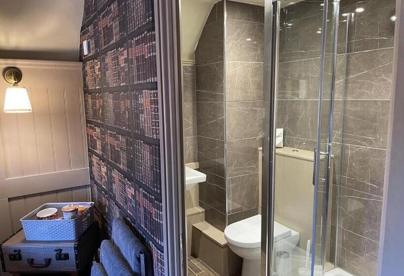 חדר סטנדרט לשלושה, The Kingsbury 7even 8ight