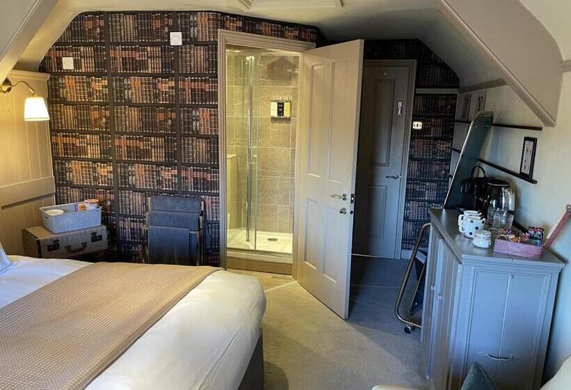 חדר סטנדרט לשלושה, The Kingsbury 7even 8ight