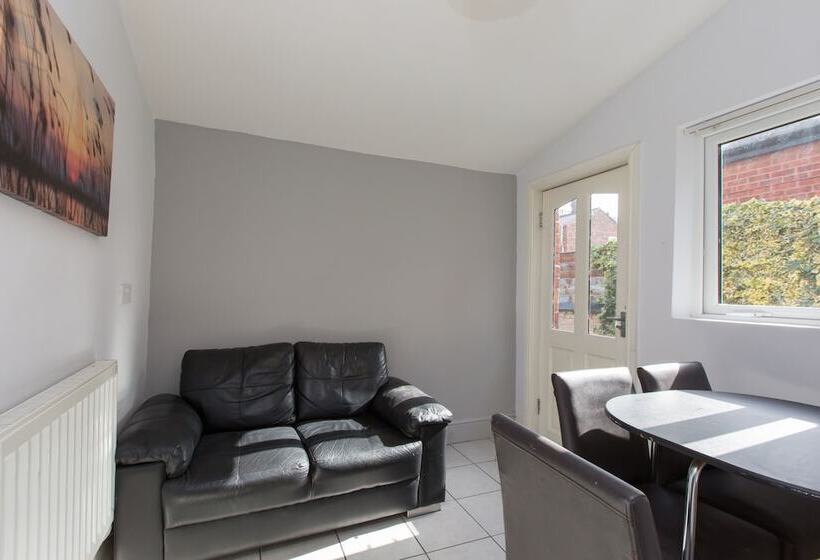 バス共有のスタンダードルーム, Townhouse @ Electricity Street Crewe