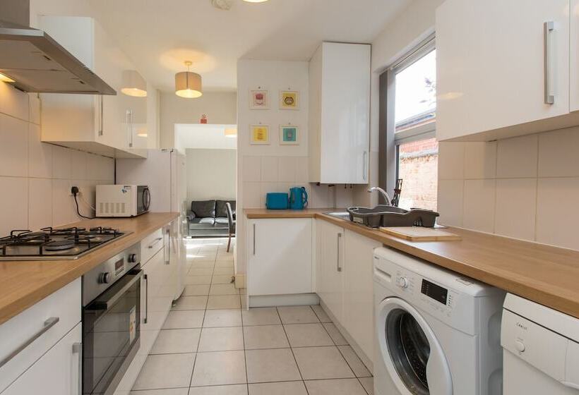 バス共有のスタンダードルーム, Townhouse @ Electricity Street Crewe