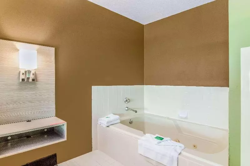 キングサイズベッドのスイートルーム, Guesthouse Inn & Suites Poulsbo