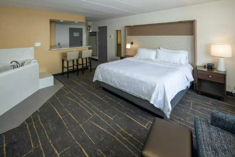 キングサイズベッドのスタンダードルーム, Holiday Inn Detroit Lakes, An Ihg
