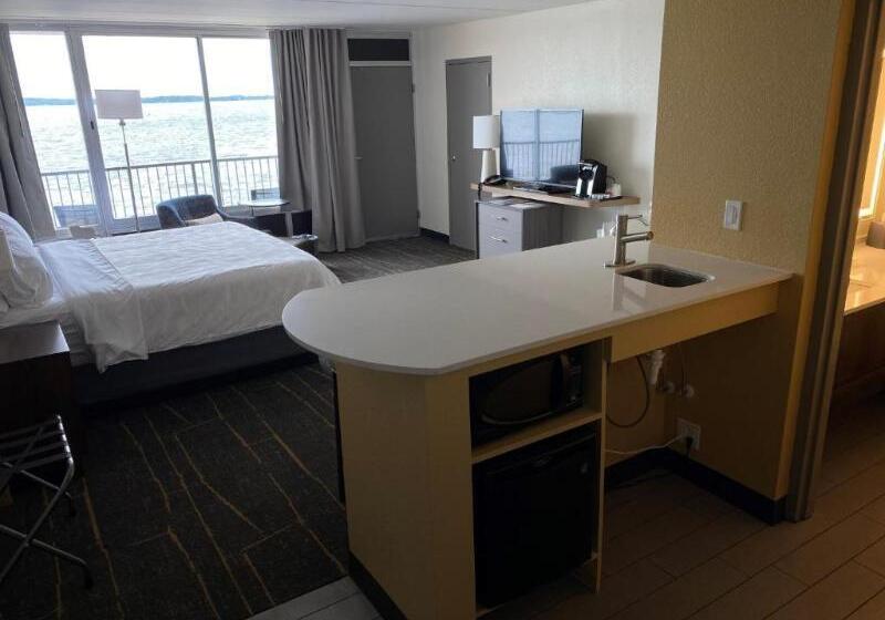 חדר סטנדרט נוף לאגם, Holiday Inn Detroit Lakes, An Ihg