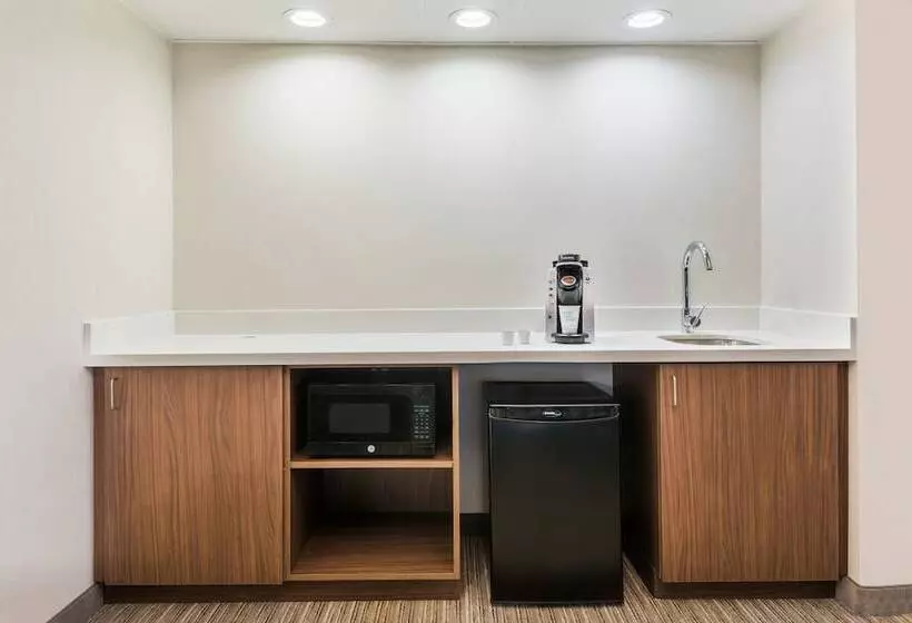 スイート, Holiday Inn Express Hotel & Suites Bentonville, An Ihg