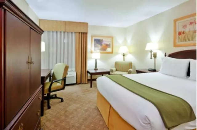 身障者適用キングサイズベッドルーム, Holiday Inn Express Nashville Hendersonville, An Ihg