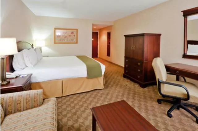 身障者適用キングサイズベッドルーム, Holiday Inn Express Nashville Hendersonville, An Ihg