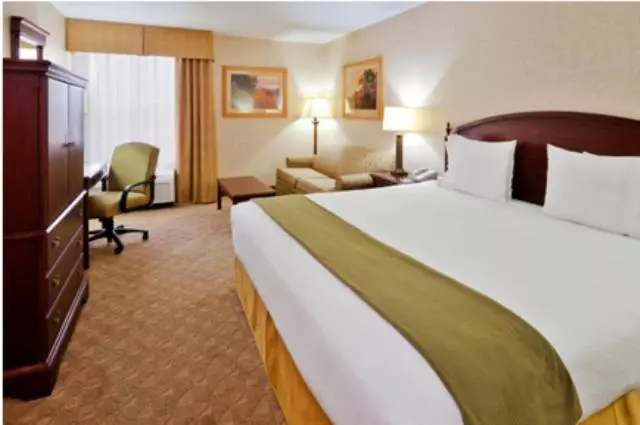 身障者適用キングサイズベッドルーム, Holiday Inn Express Nashville Hendersonville, An Ihg