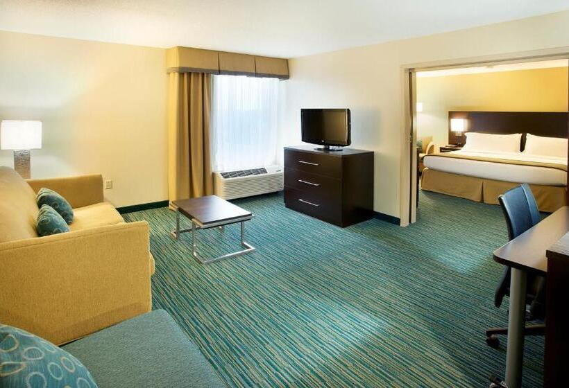 מיטת קינג בסוויטה, Holiday Inn Express Nashville Hendersonville, An Ihg
