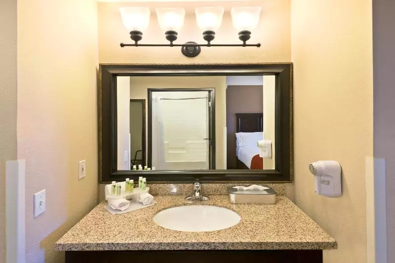 キングサイズベッドのスタンダードルーム, Holiday Inn Express Show Low, An Ihg