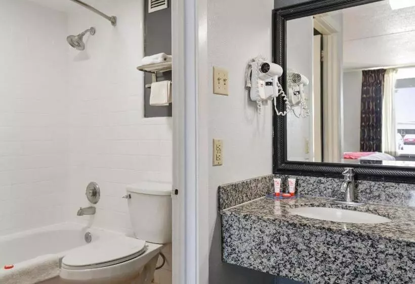 身障者適用キングサイズベッドルーム, Lake Park Inn Express
