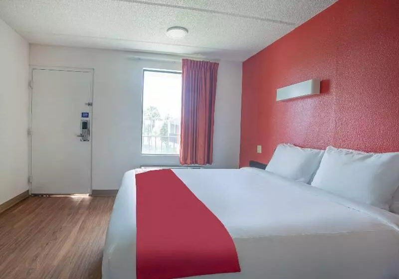 キングサイズベッドのスタンダードルーム, Lake Park Inn Express