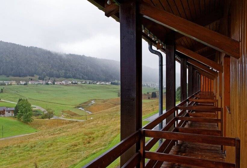 חדר משפחתי, Club Le Risoux