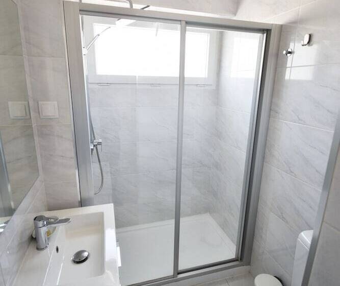 استودیوی لوکس, Jr Studios & Suites I Rius I