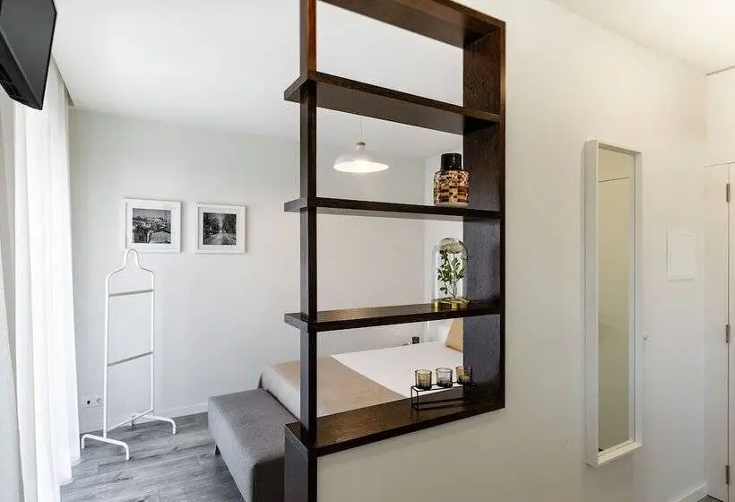 استودیوی لوکس, Jr Studios & Suites I Rius I
