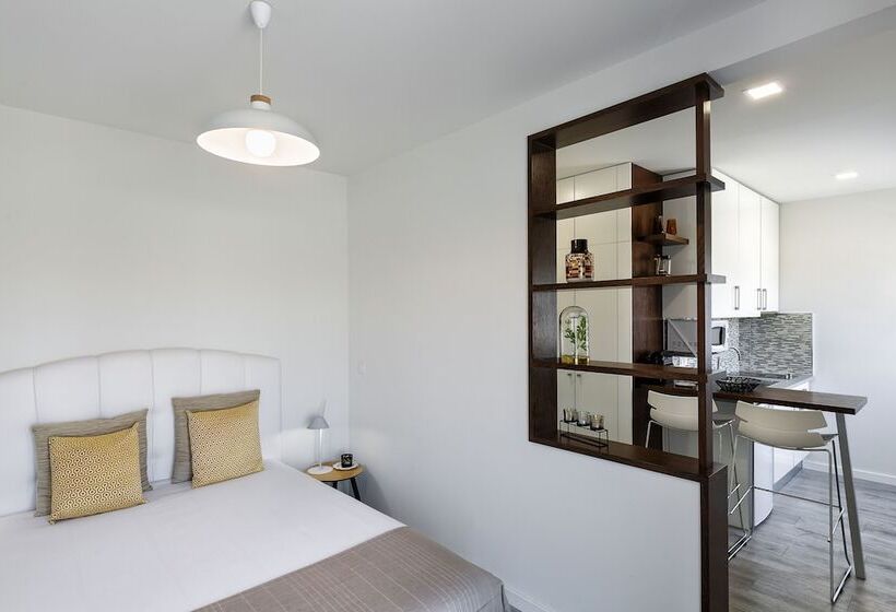 استودیوی لوکس, Jr Studios & Suites I Rius I