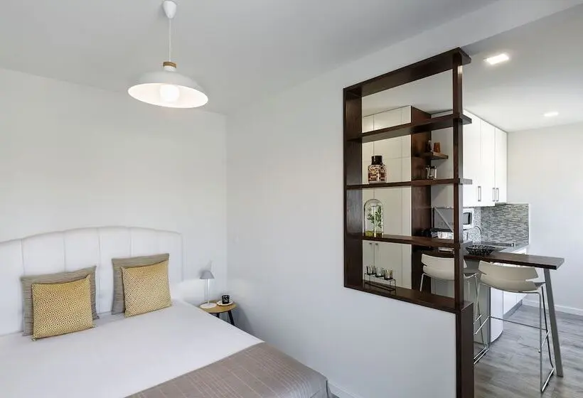 استودیوی لوکس, Jr Studios & Suites I Rius I