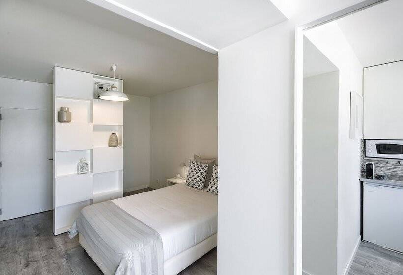 استودیوی لوکس, Jr Studios & Suites I Rius I