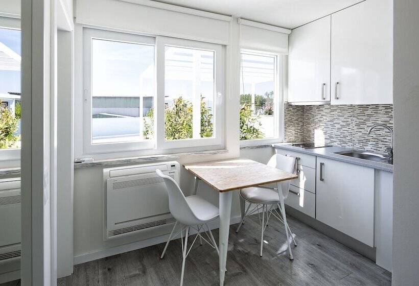 استودیوی لوکس, Jr Studios & Suites I Rius I