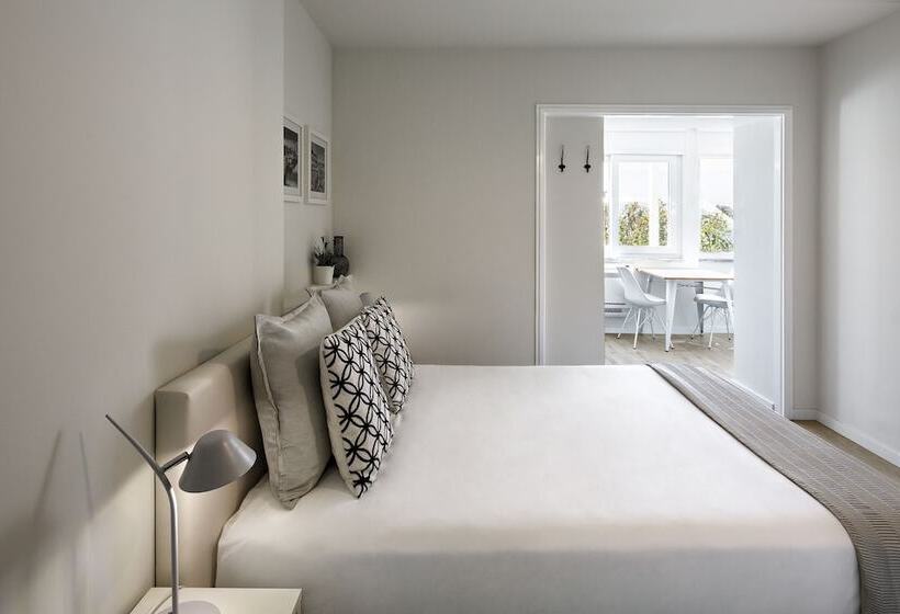 استودیوی لوکس, Jr Studios & Suites I Rius I