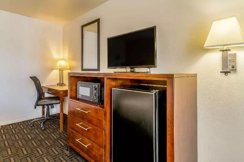 キングサイズベッドのスタンダードルーム, Quality Inn Fresno Near University