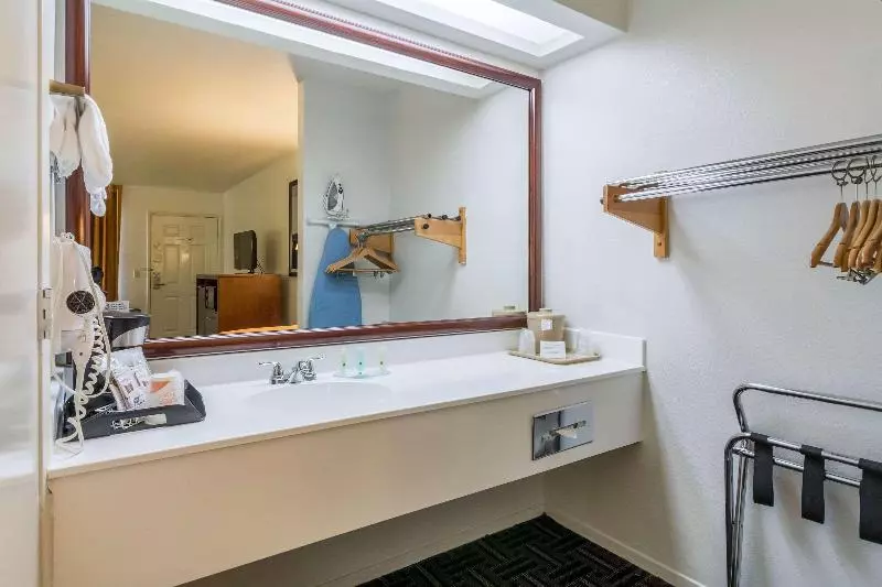 キングサイズベッドのスタンダードルーム, Quality Inn Fresno Near University