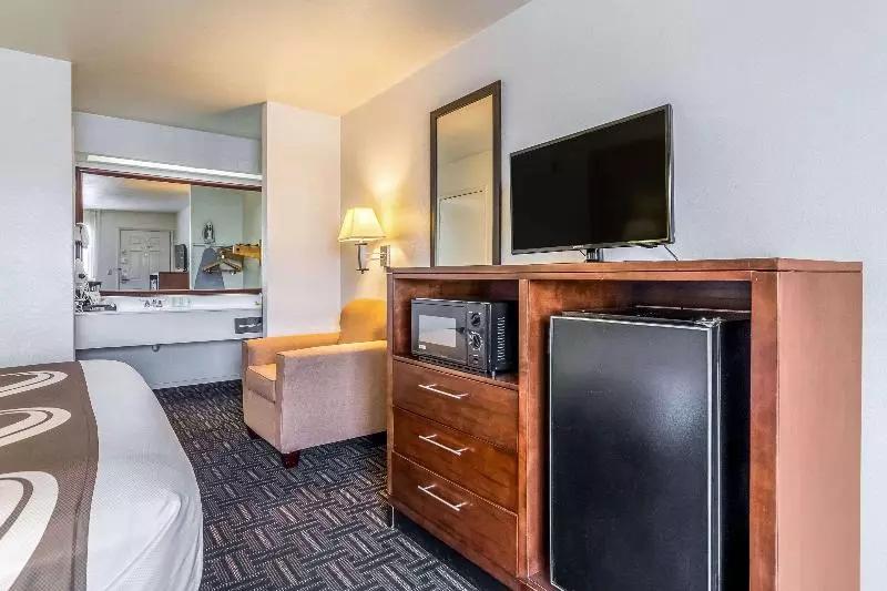 キングサイズベッドのスタンダードルーム, Quality Inn Fresno Near University