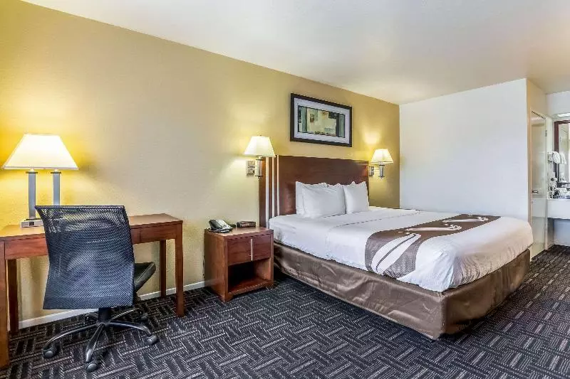 キングサイズベッドのスタンダードルーム, Quality Inn Fresno Near University