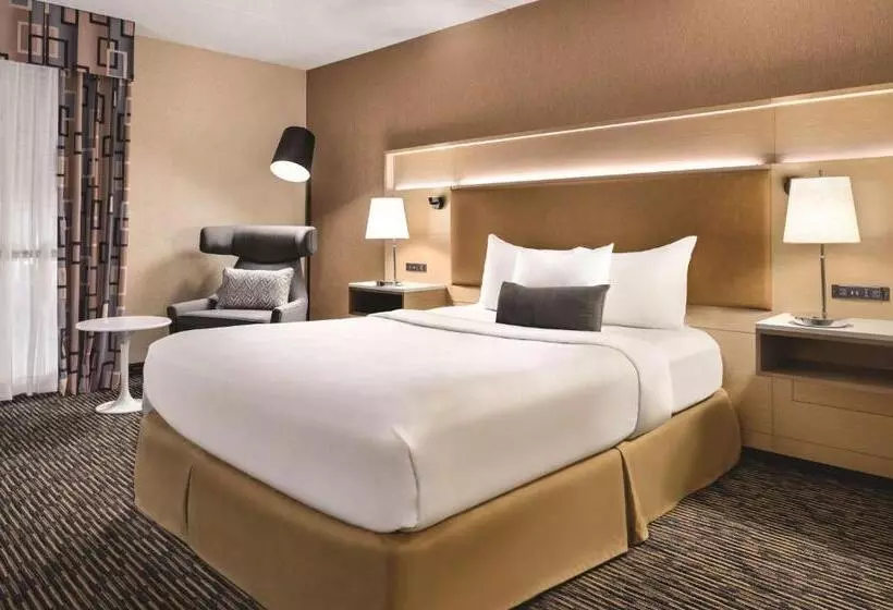 Standard-huone King-vuode, Wyndham Garden Conference Center Champaign/urbana