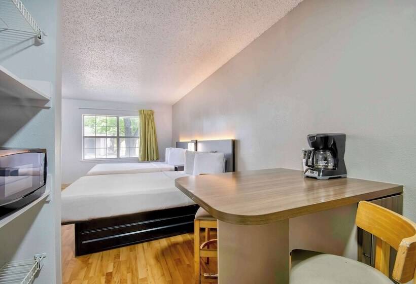 带2个双人床的标准工作室, Studio 6san Antonio, Tx  Six Flags