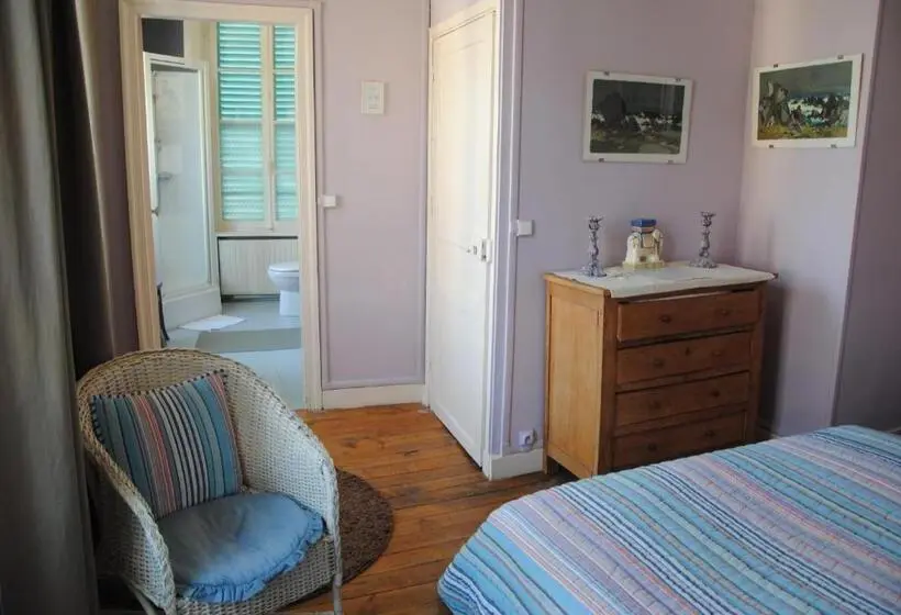 Standard Kolmen Hengen Huone, Chambres Chez Mounie