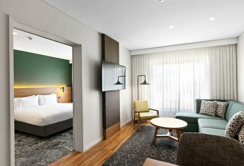 キングサイズベッドのスイートルーム, Holiday Inn Express & Suites Queenstown, An Ihg