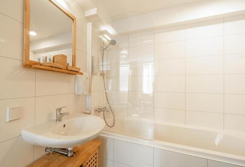 غرفة قياسية ثلاثية, Pink Flamingo Boutique Hostel