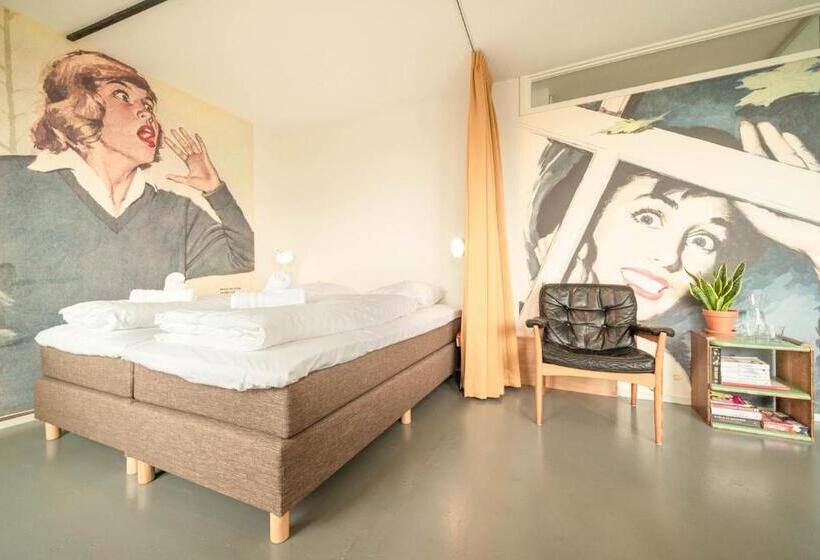 غرفة ديلوكس مزودة بشرفة, Pink Flamingo Boutique Hostel