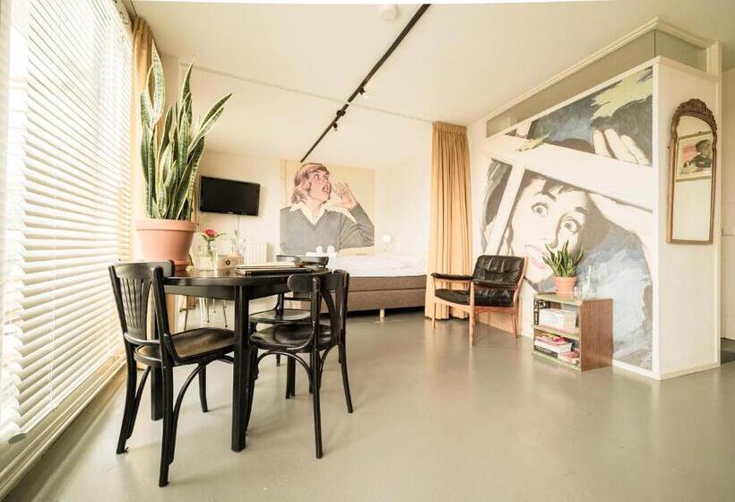 غرفة ديلوكس مزودة بشرفة, Pink Flamingo Boutique Hostel