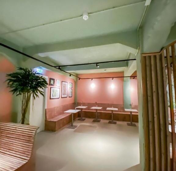 سرير فى غرفة مشتركه, Pink Flamingo Boutique Hostel