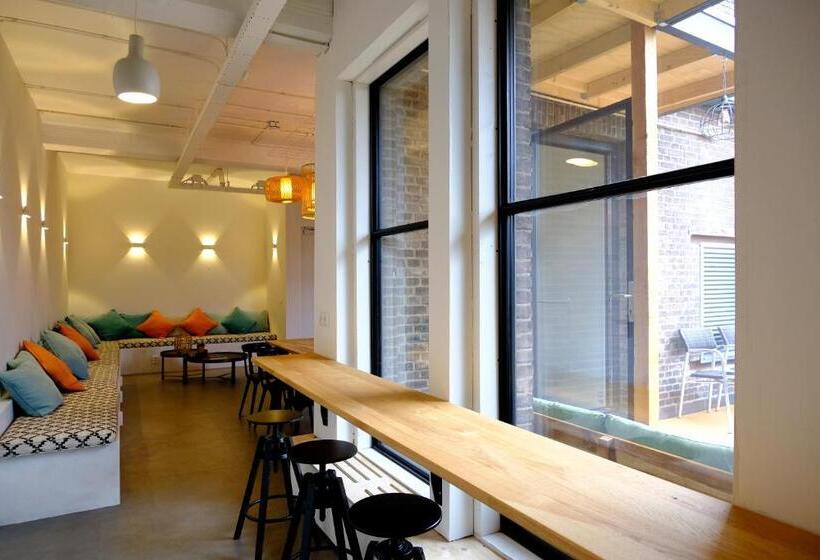 سرير فى غرفة مشتركه, Pink Flamingo Boutique Hostel