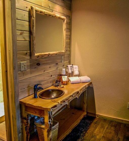 キングサイズベッドのデラックスルーム, Arrowhead Mountain Lodge