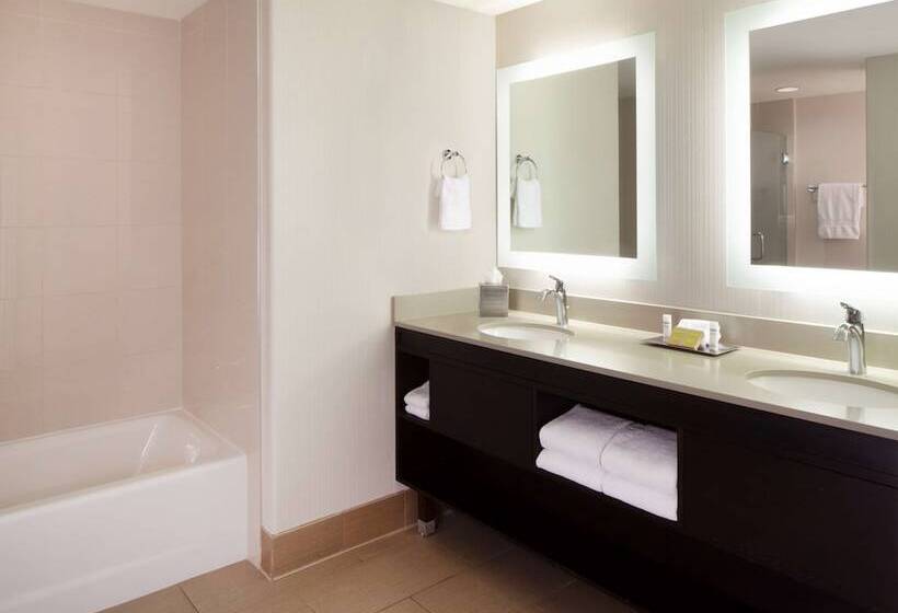 جناح مزوَّد بشرفة, Hilton Santa Cruz/scotts Valley