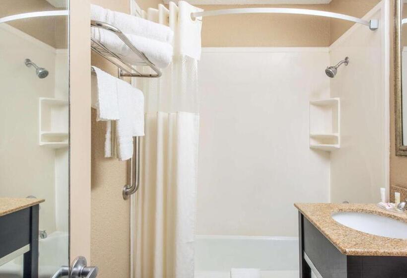 اتاق استاندارد با 2 تخت دوبل, Howard Johnson By Wyndham Historic Lake Charles