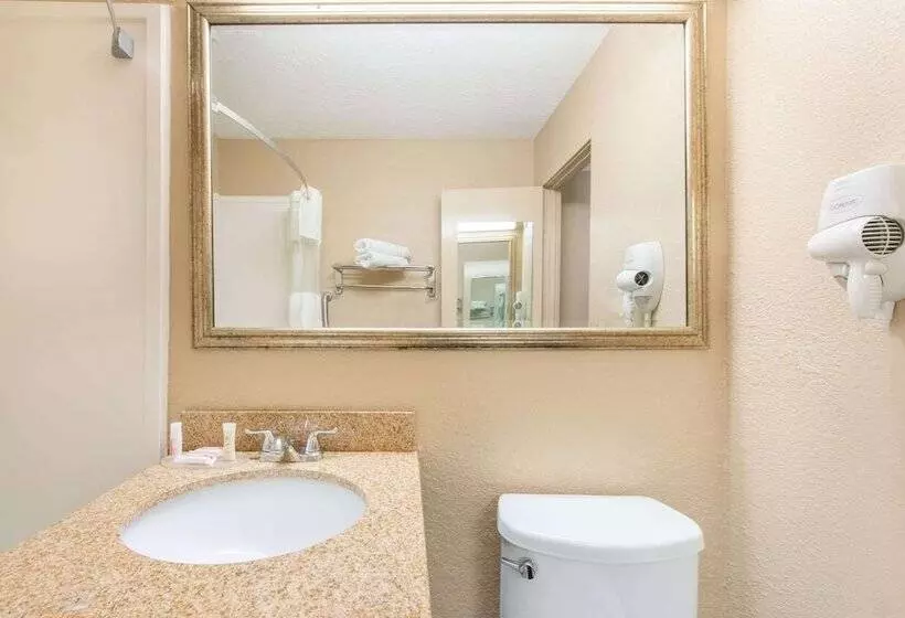 اتاق استاندارد با 2 تخت دوبل, Howard Johnson By Wyndham Historic Lake Charles