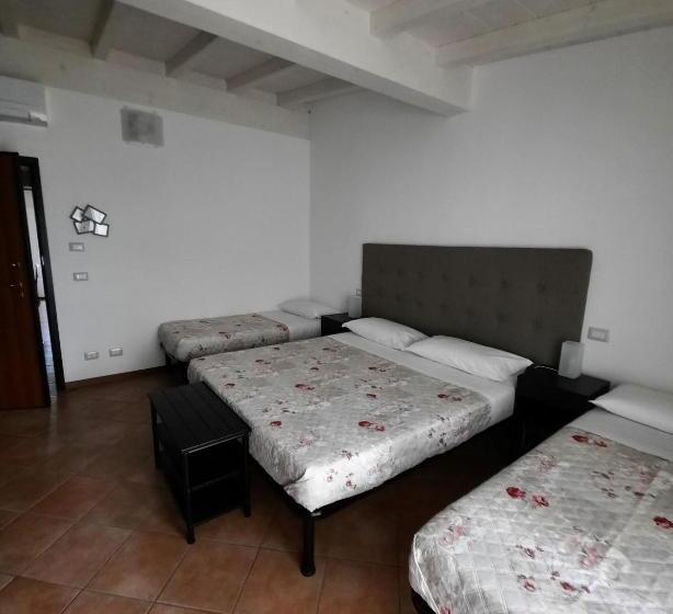 חדר לארבעה סטנדרטי עם מרפסת, Bed & Breakfast Torrechiara