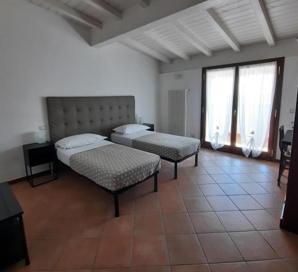 חדר לארבעה סטנדרטי עם מרפסת, Bed & Breakfast Torrechiara